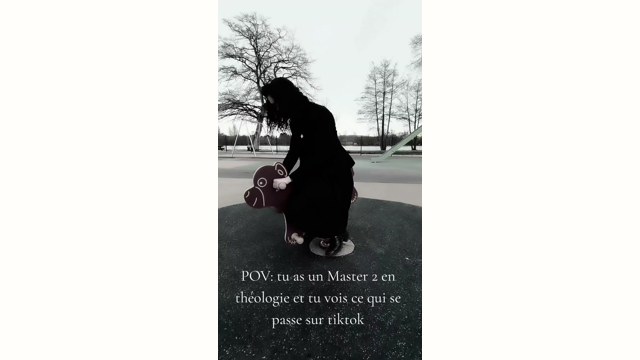 Sous les livres, devant la théologie de TikTok